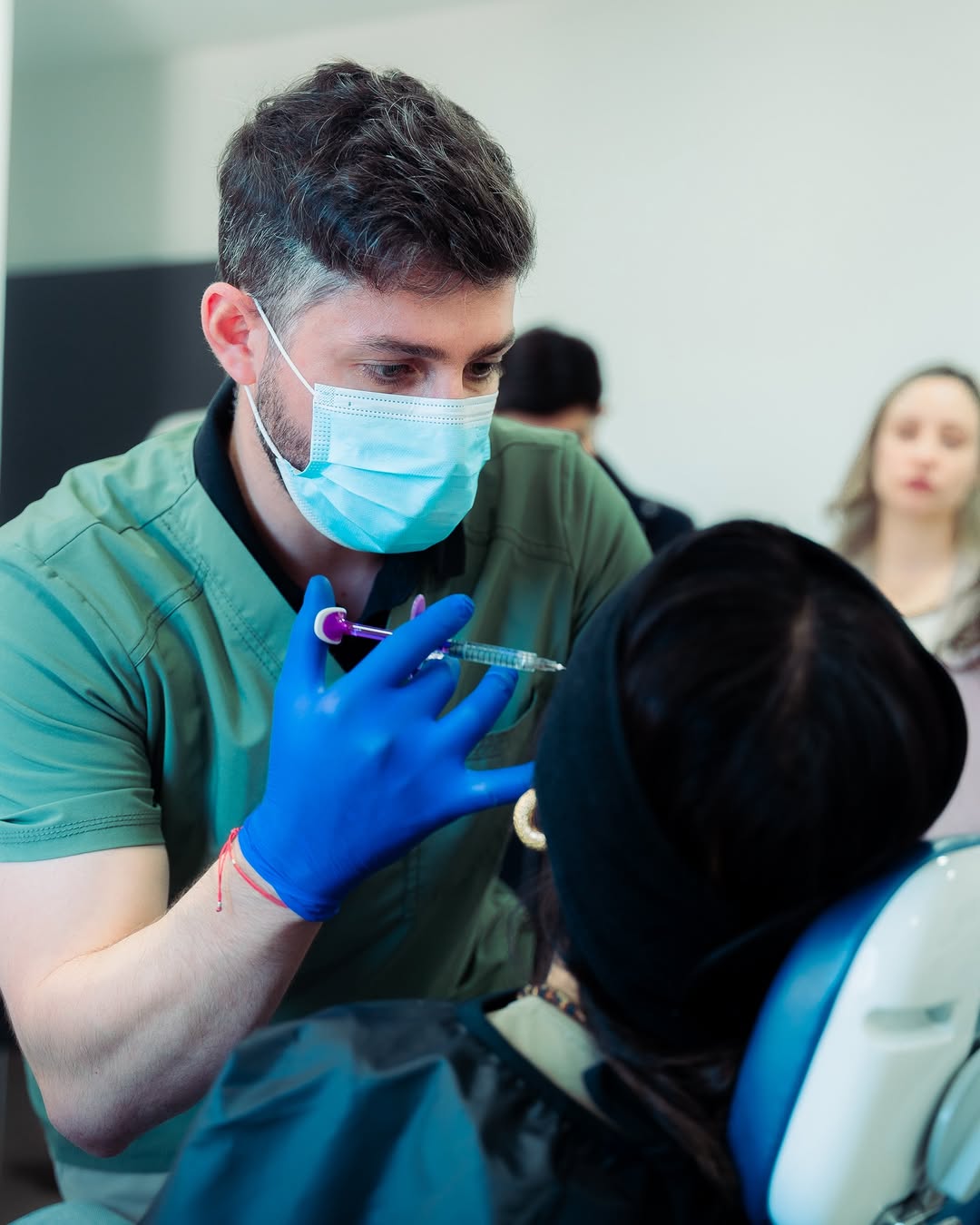 Dr. Robert Mattatall aplicando un tratamiento en consulta