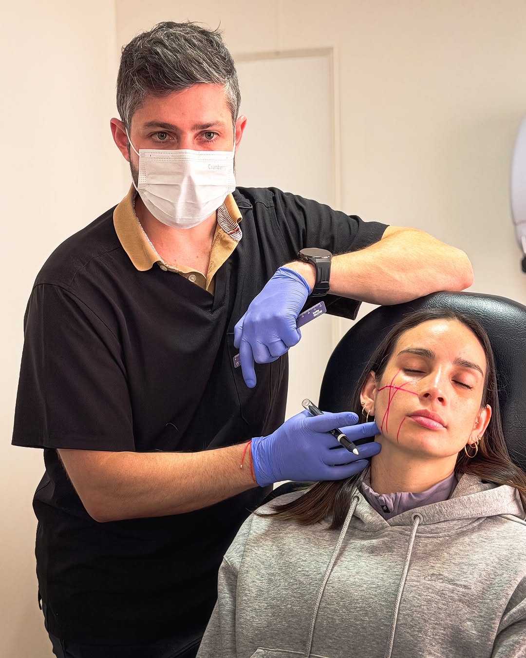 Dr. Robert Mattatall evaluando el rostro de una paciente en consulta